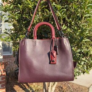 EUC Coach Pebbled Leather Rogue Bag 30 （38124）